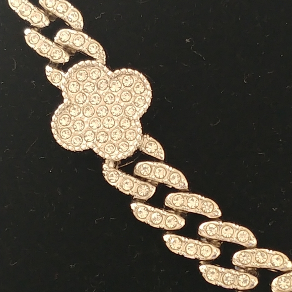 Elegant Silver Flower Necklace - Picture 3 of 5